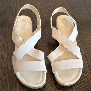 🔴🔴 Mootsies Tootsies Ladies White Sandal Sz 9